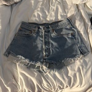 Levi Cutoff shorts